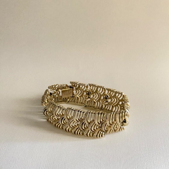 Vtg CORO Pegasus Fan-Like Linked Gold Tone Chunky Wide Bangle Bracelet - Picture 2 of 10